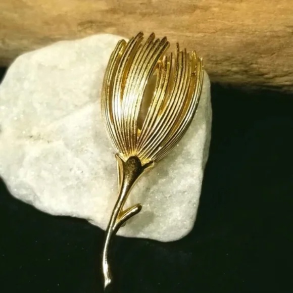 Trifari 1960s Tulip Flower Brooch - Picture 7 of 8